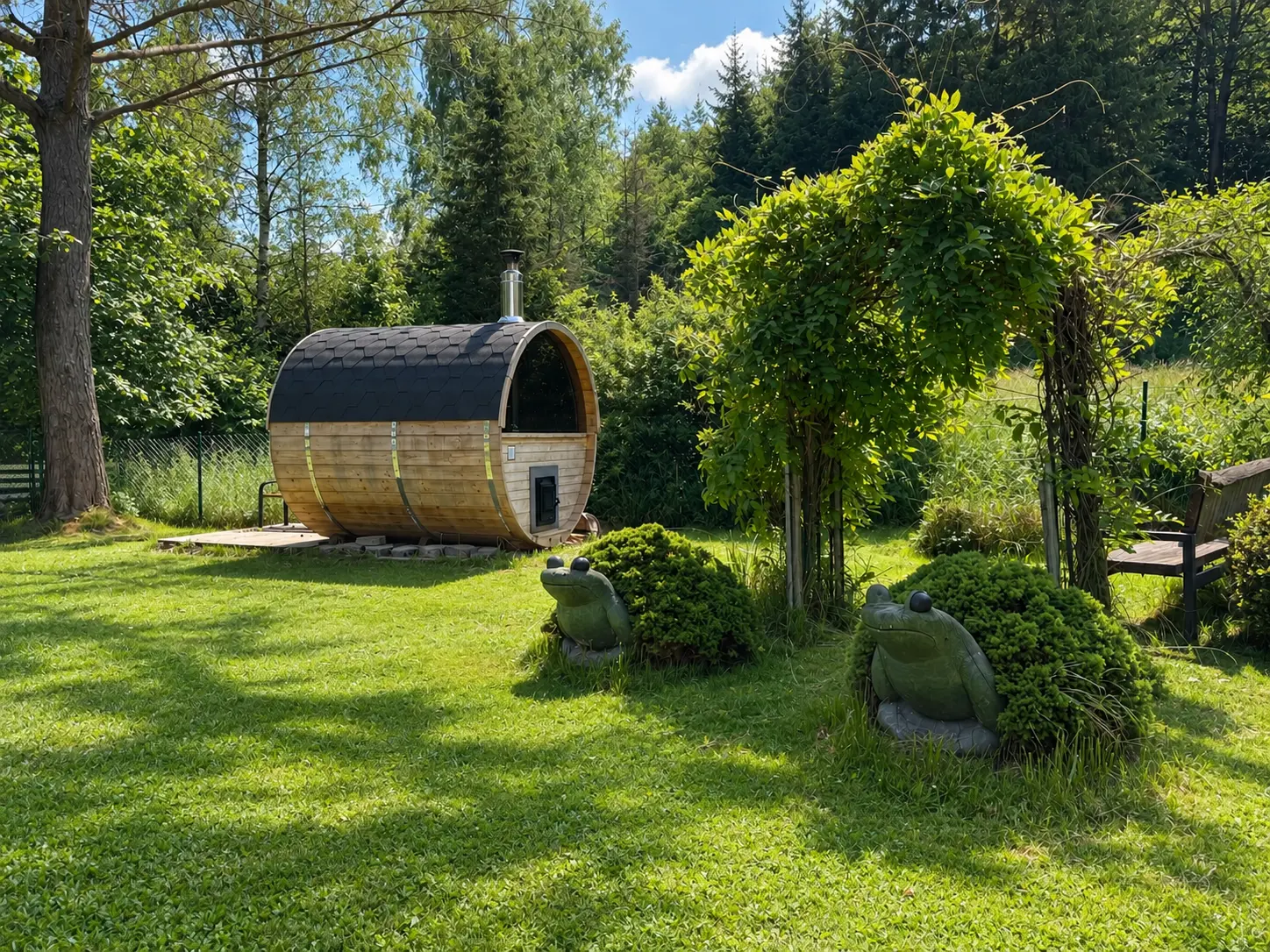 Sudová sauna v zahradě pod stromy